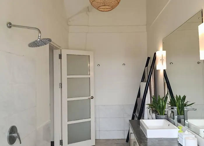 Fabulous Modern 3 Br. In Large Pool