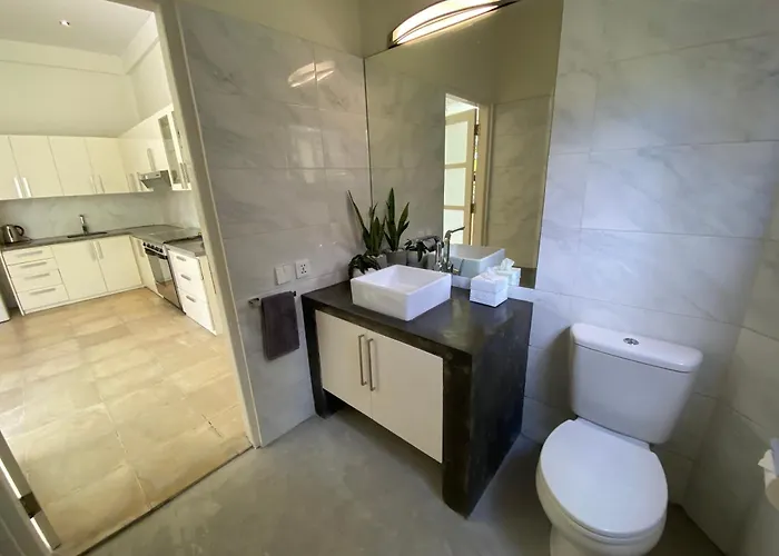 Fabulous Modern 3 Br. In Large Pool *