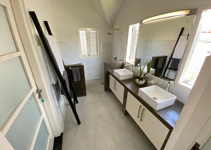 Fabulous Modern 3 Br. In Large Pool *