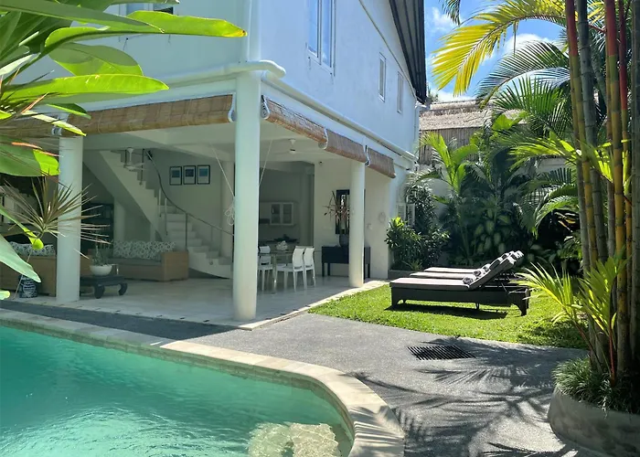 Fabulous Modern 3 Br. In Large Pool *