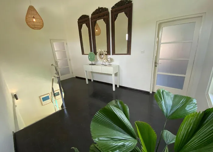 Fabulous Modern 3 Br. In Large Pool